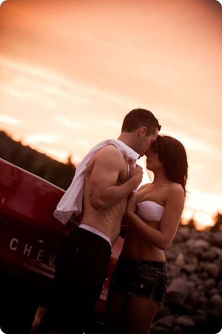 Amanda-and-Josh_desert-engagement-session_Okanagan-BC-portraits8453_by-Kevin-Trowbridge