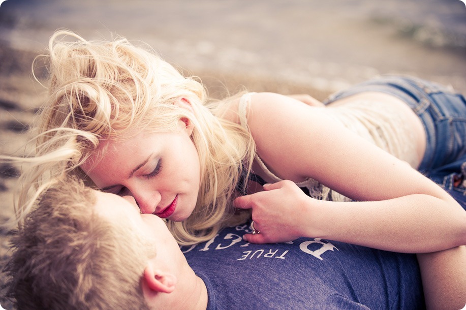 hotel-bedroom-beach-engagement-portraits_Kelowna4210_by-Kevin-Trowbridge