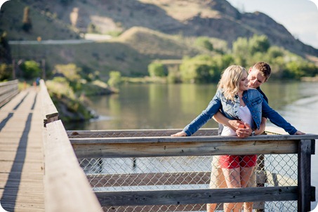 penticton-engagement-session_lake-portraits05_by-Kevin-Trowbridge