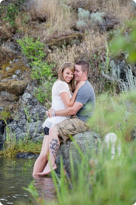 Okanagan-Lake-engagement-session_fun-couple-field-dog-wine31_by-Kevin-Trowbridge