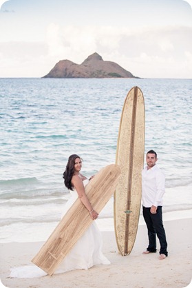 Hawaii-wedding-Lanikai-beach-sunset-surfboards_05_by-Kevin-Trowbridge