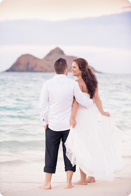 Hawaii-wedding-Lanikai-beach-sunset-surfboards_30_by-Kevin-Trowbridge