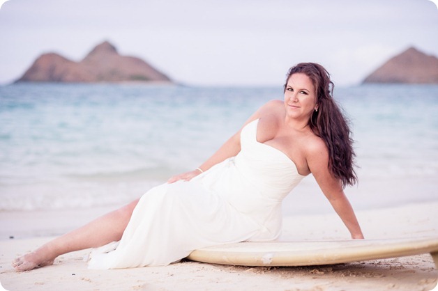 Hawaii-wedding-Lanikai-beach-sunset-surfboards_45_by-Kevin-Trowbridge