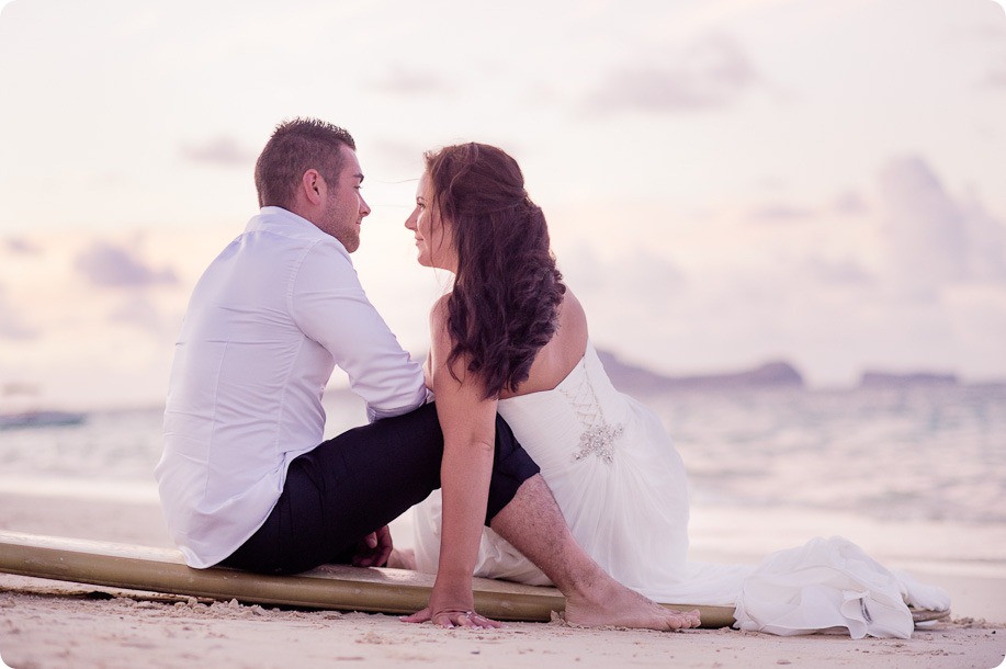 Hawaii-wedding-Lanikai-beach-sunset-surfboards_46_by-Kevin-Trowbridge