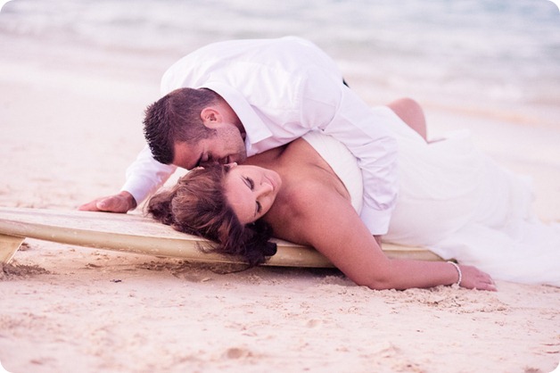 Hawaii-wedding-Lanikai-beach-sunset-surfboards_53_by-Kevin-Trowbridge