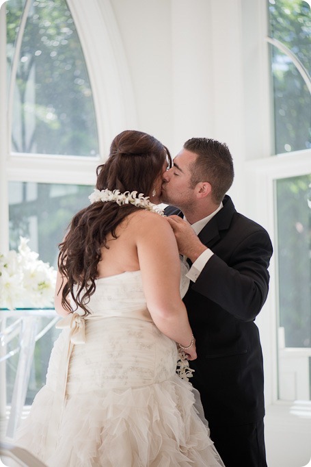 Hawaii-wedding-Waikiki-Moana-Hilton-Crystal-Chapel_108_by-Kevin-Trowbridge