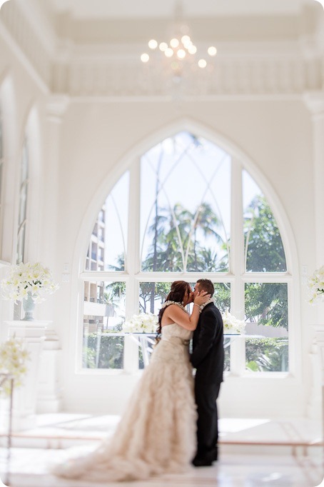 Hawaii-wedding-Waikiki-Moana-Hilton-Crystal-Chapel_110_by-Kevin-Trowbridge