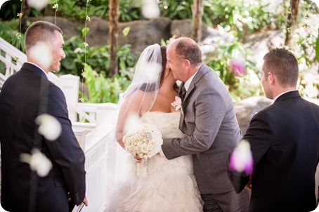 Hawaii-wedding-Waikiki-Moana-Hilton-Crystal-Chapel_74_by-Kevin-Trowbridge