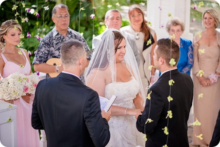 Hawaii-wedding-Waikiki-Moana-Hilton-Crystal-Chapel_81_by-Kevin-Trowbridge