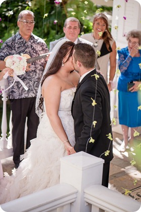 Hawaii-wedding-Waikiki-Moana-Hilton-Crystal-Chapel_90_by-Kevin-Trowbridge