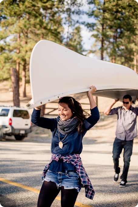 Okanagan-Lake-Canadiana-engagement-session_canoe-outdoor-movie03_by-Kevin-Trowbridge