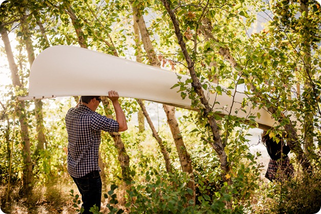 Okanagan-Lake-Canadiana-engagement-session_canoe-outdoor-movie05_by-Kevin-Trowbridge