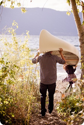 Okanagan-Lake-Canadiana-engagement-session_canoe-outdoor-movie06_by-Kevin-Trowbridge