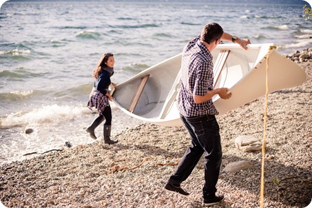 Okanagan-Lake-Canadiana-engagement-session_canoe-outdoor-movie07_by-Kevin-Trowbridge