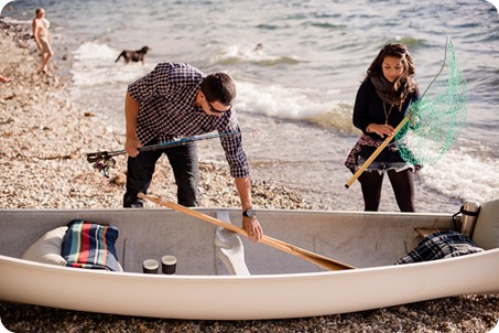 Okanagan-Lake-Canadiana-engagement-session_canoe-outdoor-movie08_by-Kevin-Trowbridge