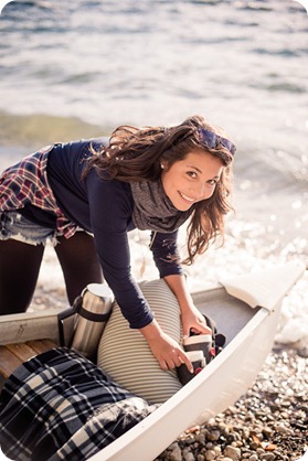 Okanagan-Lake-Canadiana-engagement-session_canoe-outdoor-movie09_by-Kevin-Trowbridge