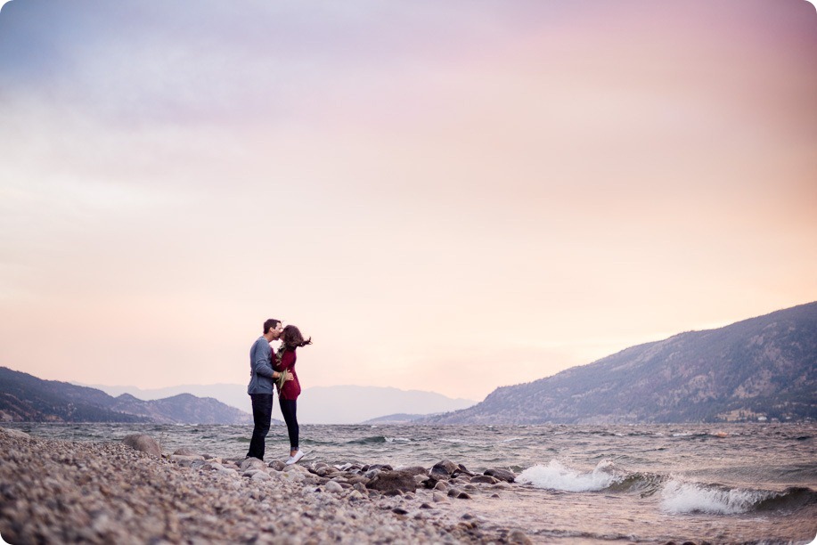 Okanagan-Lake-Canadiana-engagement-session_canoe-outdoor-movie115_by-Kevin-Trowbridge