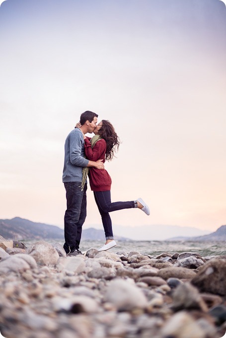 Okanagan-Lake-Canadiana-engagement-session_canoe-outdoor-movie116_by-Kevin-Trowbridge