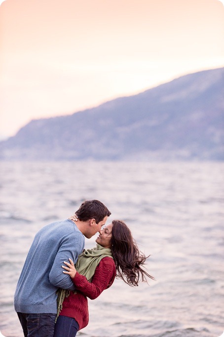 Okanagan-Lake-Canadiana-engagement-session_canoe-outdoor-movie118_by-Kevin-Trowbridge