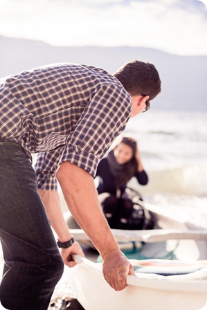 Okanagan-Lake-Canadiana-engagement-session_canoe-outdoor-movie11_by-Kevin-Trowbridge