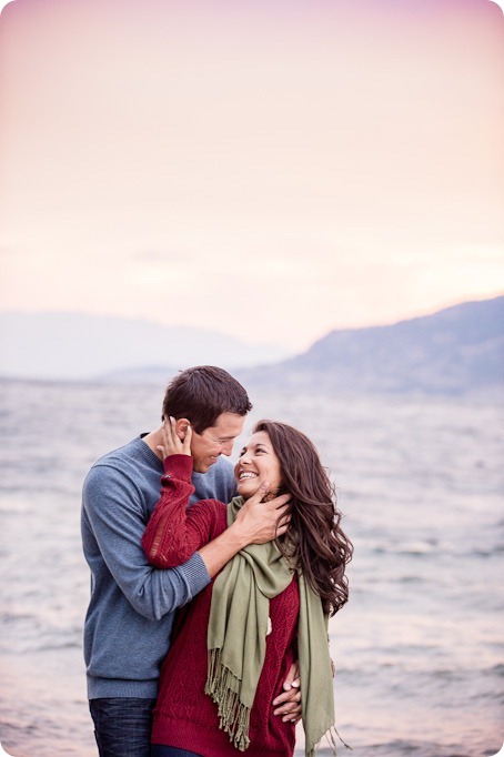 Okanagan-Lake-Canadiana-engagement-session_canoe-outdoor-movie121_by-Kevin-Trowbridge