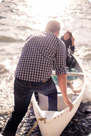 Okanagan-Lake-Canadiana-engagement-session_canoe-outdoor-movie12_by-Kevin-Trowbridge