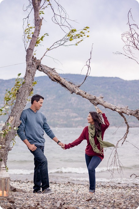 Okanagan-Lake-Canadiana-engagement-session_canoe-outdoor-movie130_by-Kevin-Trowbridge