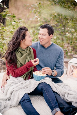 Okanagan-Lake-Canadiana-engagement-session_canoe-outdoor-movie132_by-Kevin-Trowbridge