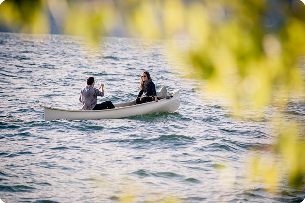 Okanagan-Lake-Canadiana-engagement-session_canoe-outdoor-movie21_by-Kevin-Trowbridge