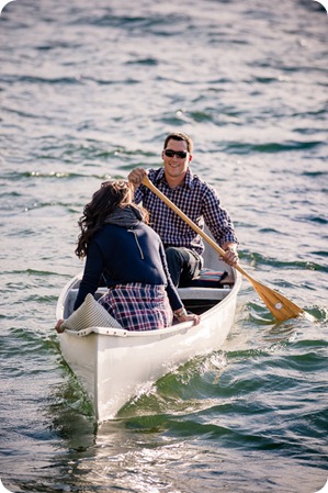 Okanagan-Lake-Canadiana-engagement-session_canoe-outdoor-movie22_by-Kevin-Trowbridge