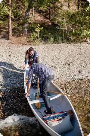 Okanagan-Lake-Canadiana-engagement-session_canoe-outdoor-movie23_by-Kevin-Trowbridge
