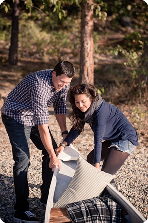 Okanagan-Lake-Canadiana-engagement-session_canoe-outdoor-movie24_by-Kevin-Trowbridge