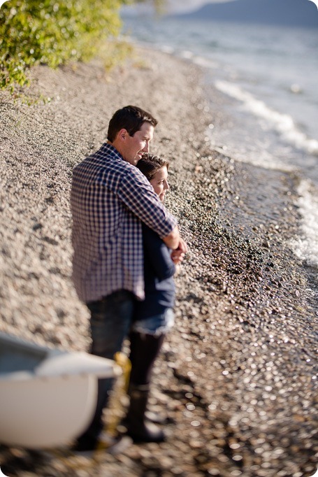 Okanagan-Lake-Canadiana-engagement-session_canoe-outdoor-movie29_by-Kevin-Trowbridge