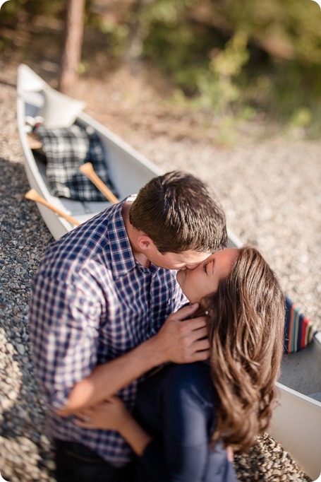 Okanagan-Lake-Canadiana-engagement-session_canoe-outdoor-movie31_by-Kevin-Trowbridge