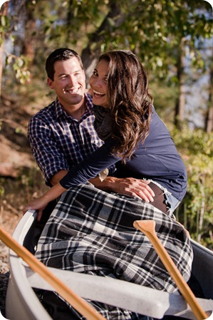 Okanagan-Lake-Canadiana-engagement-session_canoe-outdoor-movie34_by-Kevin-Trowbridge