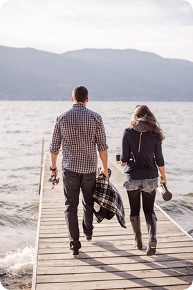 Okanagan-Lake-Canadiana-engagement-session_canoe-outdoor-movie43_by-Kevin-Trowbridge