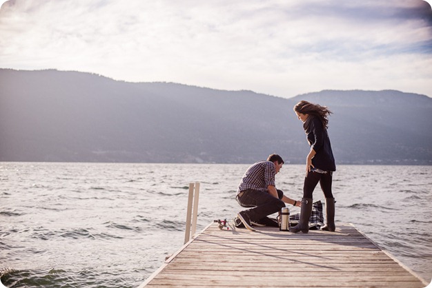 Okanagan-Lake-Canadiana-engagement-session_canoe-outdoor-movie45_by-Kevin-Trowbridge