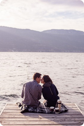 Okanagan-Lake-Canadiana-engagement-session_canoe-outdoor-movie47_by-Kevin-Trowbridge