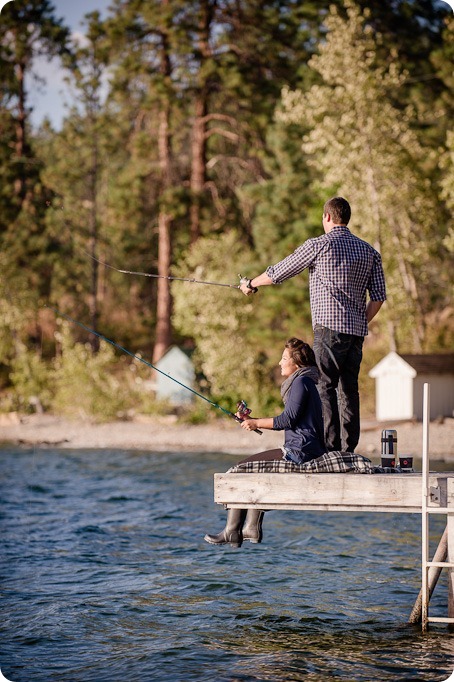 Okanagan-Lake-Canadiana-engagement-session_canoe-outdoor-movie48_by-Kevin-Trowbridge