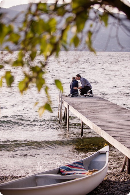 Okanagan-Lake-Canadiana-engagement-session_canoe-outdoor-movie52_by-Kevin-Trowbridge