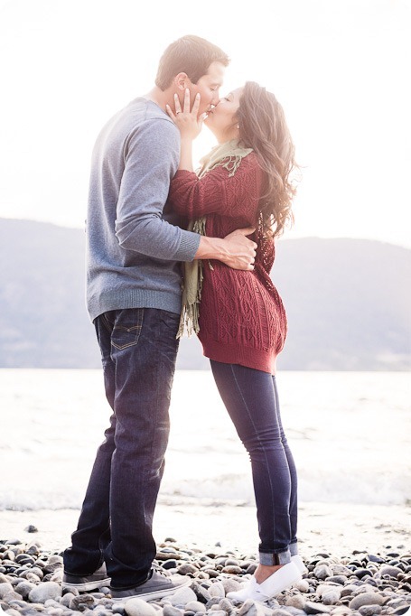 Okanagan-Lake-Canadiana-engagement-session_canoe-outdoor-movie57_by-Kevin-Trowbridge