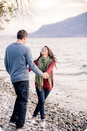 Okanagan-Lake-Canadiana-engagement-session_canoe-outdoor-movie66_by-Kevin-Trowbridge