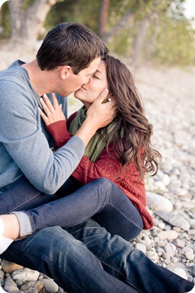 Okanagan-Lake-Canadiana-engagement-session_canoe-outdoor-movie72_by-Kevin-Trowbridge