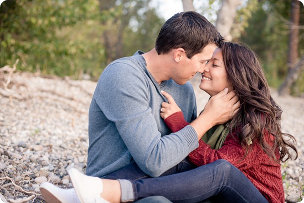 Okanagan-Lake-Canadiana-engagement-session_canoe-outdoor-movie73_by-Kevin-Trowbridge