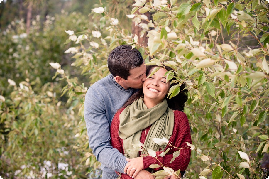 Okanagan-Lake-Canadiana-engagement-session_canoe-outdoor-movie81_by-Kevin-Trowbridge