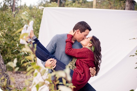 Okanagan-Lake-Canadiana-engagement-session_canoe-outdoor-movie93_by-Kevin-Trowbridge