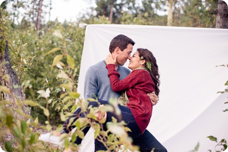 Okanagan-Lake-Canadiana-engagement-session_canoe-outdoor-movie94_by-Kevin-Trowbridge