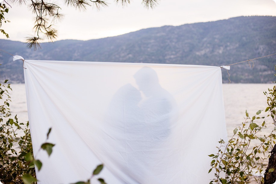 Okanagan-Lake-Canadiana-engagement-session_canoe-outdoor-movie95_by-Kevin-Trowbridge