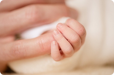 kelowna-newborn-session_baby-portraits12_by-Kevin-Trowbridge