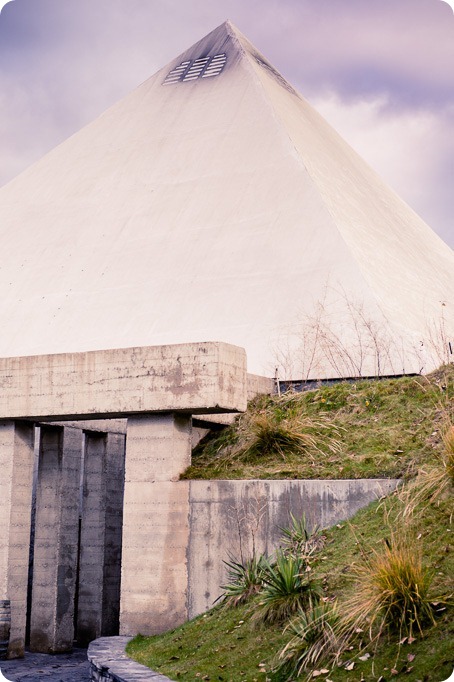 wedding-photography-Summerhill-Winery-Kelowna-winter-Pyramid_134512_by-Kevin-Trowbridge